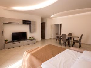a living room with a bed and a table with chairs at B&B LE LUCI Appartamento al primo piano interno 1 in Vasto