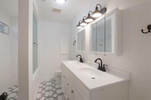 Ένα μπάνιο στο 126 Lucas Street +7 φωτογραφίες