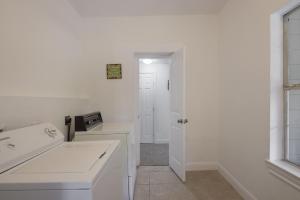 una cocina blanca con encimeras blancas y una ventana en 126 Lucas Street, en San Antonio