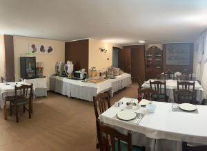 Příslušenství pro přípravu čaje a kávy v ubytování Villa Nasti Hotel Ristorante + 26 fotografií