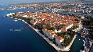 una vista aérea de una ciudad con una flecha roja en Old Town Center Zadar, en Zadar