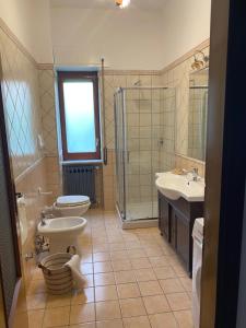 a bathroom with a toilet and a sink and a shower at Sotto la Torre - dimora elegante con vista sulla valle in Caiazzo