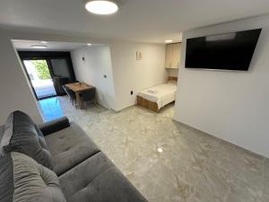 Μια τηλεόραση ή/και κέντρο ψυχαγωγίας στο Apartmani Curic beachfront by Pag tours