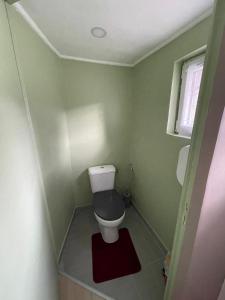 Bilik mandi di Cosy Retreat Chambre hôte