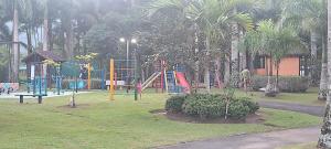einen Spielplatz in einem Park mit bunter Spielplatzausrüstung in der Unterkunft Casa Espetacular Piscina Aquecida Ofuro Sauna in Caraguatatuba