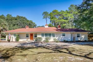 una casa blanca con techo rojo en Beachy Wilmington Home 6 Mi to Riverwalk and Dtwn!, en Wilmington