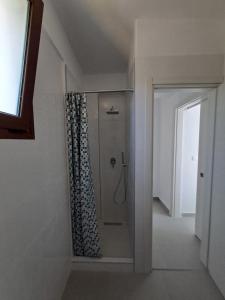 Koupelna v ubytování Tessera - Exclusive Stylish Maisonette in Kriopigi + 29 fotografií