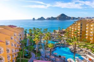 una vista aerea del resort e dell'oceano di 2BD Del Palmar: Cabo Luxury Resort a Cabo San Lucas