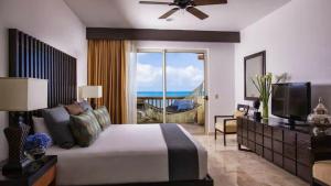 ein Schlafzimmer mit einem Bett mit Blick auf das Meer in der Unterkunft 2BD Del Palmar: Cancun Luxury Resort in Cancún + 20 Fotos