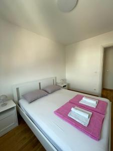 En eller flere senge i et værelse på Apartman Luni