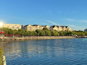 a large body of water with buildings in the background at Appartement Cosy JO proche Paris mobilité travail in Deuil-la-Barre