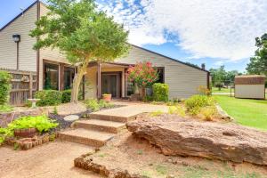 une maison avec un arbre et des escaliers en face de celle-ci dans l'établissement Edmond Townhome with Pool Access Near Arcadia Lake!, à Edmond