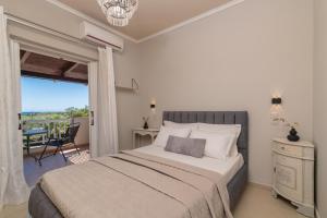 A bed or beds in a room at Casa D'Oro Exclusive Villa