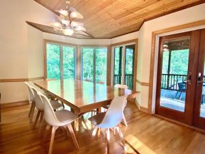 ein Esszimmer mit einem Holztisch und Stühlen in der Unterkunft Golf Retreat Near Pelican Lake in Pequot Lakes