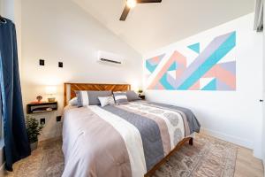 Mountainside Retreat Climbing Wall Zion Bryce 3BR Stargazing Firepit EV客房内的一张或多张床位