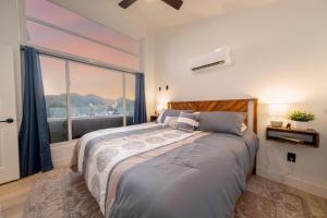格伦代尔Mountainside Retreat Climbing Wall Zion Bryce 3BR Stargazing Firepit EV的一间带床和大窗户的卧室