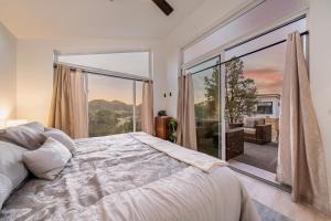 格伦代尔Mountainside Retreat Climbing Wall Zion Bryce 3BR Stargazing Firepit EV的一间带床和大窗户的卧室