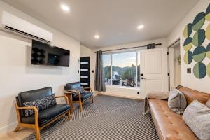 Mountainside Retreat Climbing Wall Zion Bryce 3BR Stargazing Firepit EV的休息区