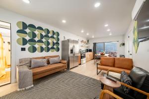 格伦代尔Mountainside Retreat Climbing Wall Zion Bryce 3BR Stargazing Firepit EV的带两张沙发的客厅和厨房