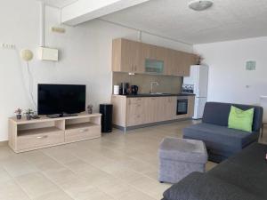 Kuchyňa alebo kuchynka v ubytovaní Villa Pina Tisno Apartment Zonsa 2 Pers + 6 fotografií