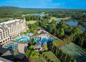 Piscina de la sau aproape de Renaissance Birmingham Ross Bridge Golf Resort & Spa