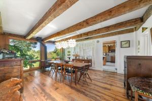 Un comedor con mesa y sillas de madera. en Away in the County-Sandbanks Pec, en Cherry Valley