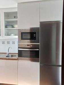 アヤモンテにあるMirador del Guadianaのキッチン(ステンレス製の冷蔵庫、電子レンジ付)
