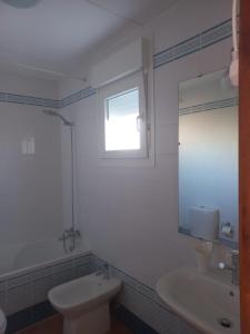 アヤモンテにあるMirador del Guadianaの洗面台、トイレ、窓のあるバスルーム