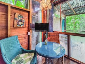 TV a/nebo společenská místnost v ubytování Sloth Romantic Treehouse with plunge pool