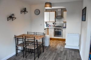 a kitchen with a table and chairs in a room at Wessex House - 2 Bed flat contractor stay in Highbridge