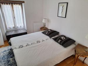 een slaapkamer met een groot bed met een opschrift bij Ruelle maison ancienne in Saint-Romain