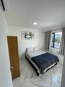 une chambre avec un lit et une fenêtre dans l'établissement S3 - Lindo Apartamento em região central, à Foz do Iguaçu