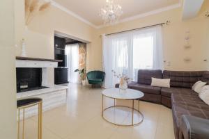 A kitchen or kitchenette at Casa D'Oro Exclusive Villa