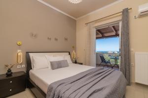A bed or beds in a room at Casa D'Oro Exclusive Villa