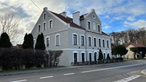 a large white building on the side of a street at Apartamenty Kopernika 10 in Frombork