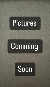 een set van vier zwarte borden met afbeeldingen van komende en komende zonen bij Villa Grace in Vlorë