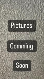 twee borden die zeggen dat er foto's komen en zoon bij Villa Grace in Vlorë