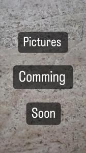 drie foto's van foto's komen en zoon tekst bij Villa Grace in Vlorë