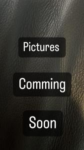 een close-up van twee labels op een zwart object bij Villa Grace in Vlorë