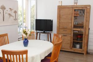 TV a/nebo společenská místnost v ubytování Colmar Friends and Familly guest home - ALL INCLUSIVE - COLMAR Gare - Jardin - Combles et Vous