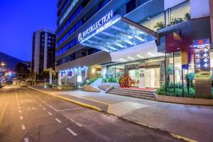 un edificio su una strada cittadina di notte di NH Collection Quito Royal a Quito