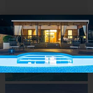 Bazén v ubytování Tomica Apartments with Pool nebo v jeho okolí
