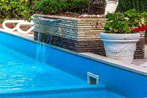 Bazén v ubytování Hotel Galf nebo v jeho okolí