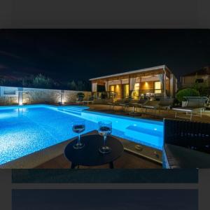 Bazén v ubytování Tomica Apartments with Pool nebo v jeho okolí