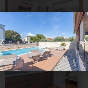 Bazén v ubytování Tomica Apartments with Pool nebo v jeho okolí