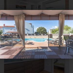 Bazén v ubytování Tomica Apartments with Pool nebo v jeho okolí