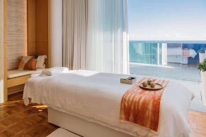 Posteľ alebo postele v izbe v ubytovaní The Maybourne Riviera, Maybourne