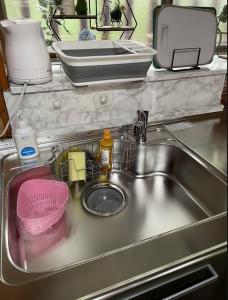 a kitchen sink with dishes and a sink at Claude Monet ヴィンテージ那須ハイランドパーク車1分 一棟貸切 定員8名BBQ 無料Wifi in Nasu +75 photos