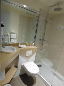 Koupelna v ubytování Brit Hotel Argentan