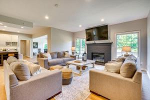 Μια τηλεόραση ή/και κέντρο ψυχαγωγίας στο Spacious Thornville Home about 8 Mi to Buckeye Lake!